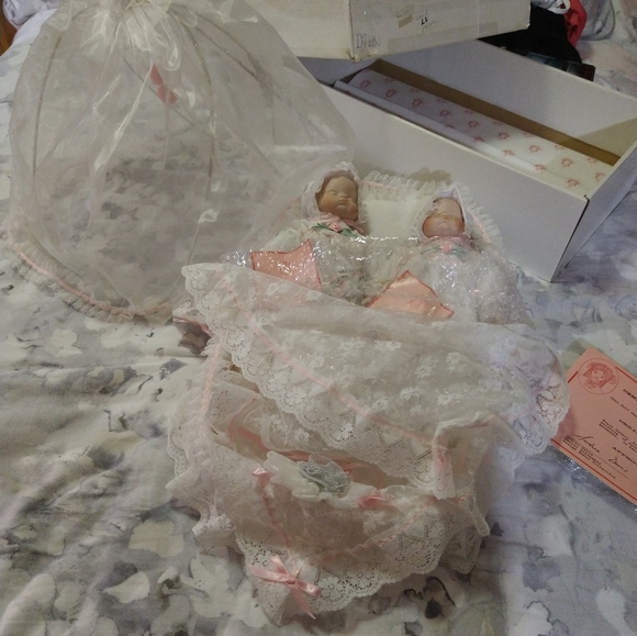 Megan and Melony twin porcelain doll set vintage - Picture 14 of 17